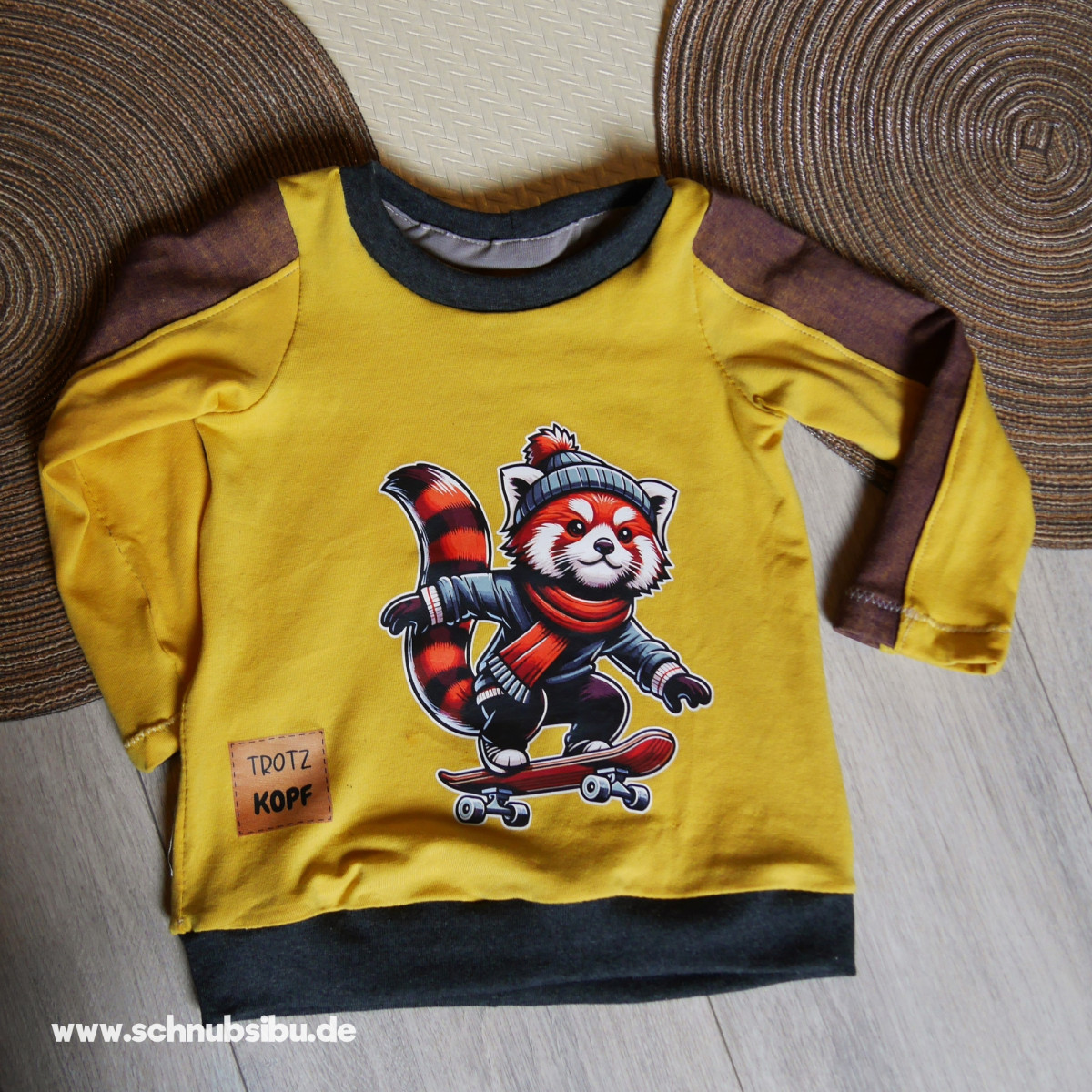 Bügelbild Roter Panda auf Rollschuhen